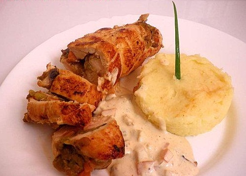 bifes de peru recheados com alho francês e cenoura