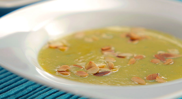sopa de alho com amêndoas